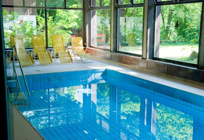 Bể bơi mini trong nhà là một loại hình bể bơi có diện tích nhỏ