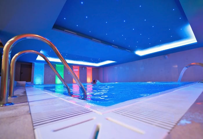 Bể bơi trong nhà để thể hiện được đẳng cấp gia chủ