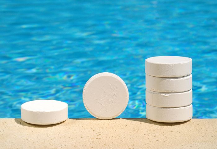Clo có tính khử khuẩn mạnh được sử dụng phổ biến trong vệ sinh bể bơi