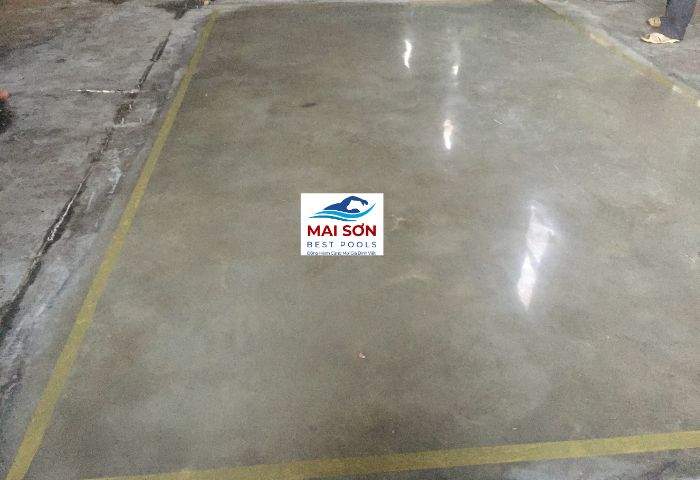 Nền sử dụng sàn bê tông để đảm bảo an toàn và sạch sẽ