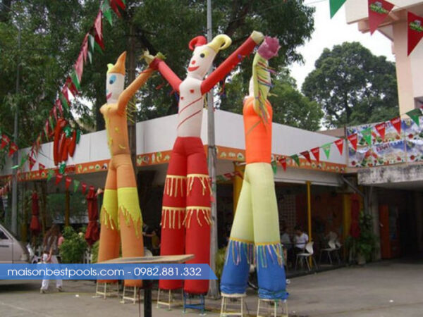 Rối hơi trung tâm, rối hơi sự kiện vẫy tay, giang tay chào mừng.