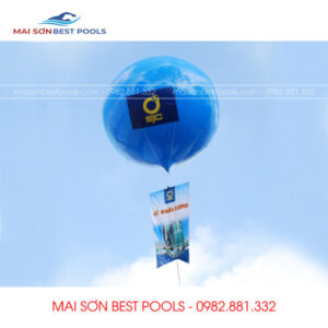 Kinh khí cầu bơm hơi sự kiện với dòng chữ "Lễ khởi công"