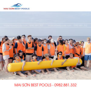 Ống phao hơi Team Building trên Biển - trò chơi team building.