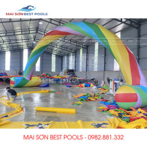 Cổng hơi sự kiện xoắn nhiều mầu sắc.