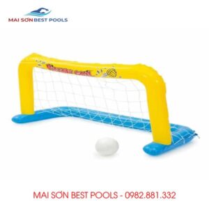 Phao bom hoi choi bong nem duoi nuoc tai Be Boi Truong hoc Kinh doanh