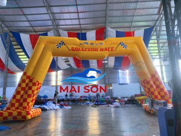 Cổng hơi cổng chào chữ M tự đứng màu vàng caro