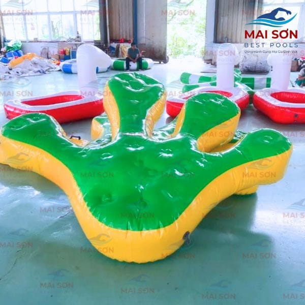 Phao bơm hơi màu xanh vàng hoàn thiện cùng nhiều mẫu đồ chơi bơm hơi khác trong nhà xưởng Mai Sơn