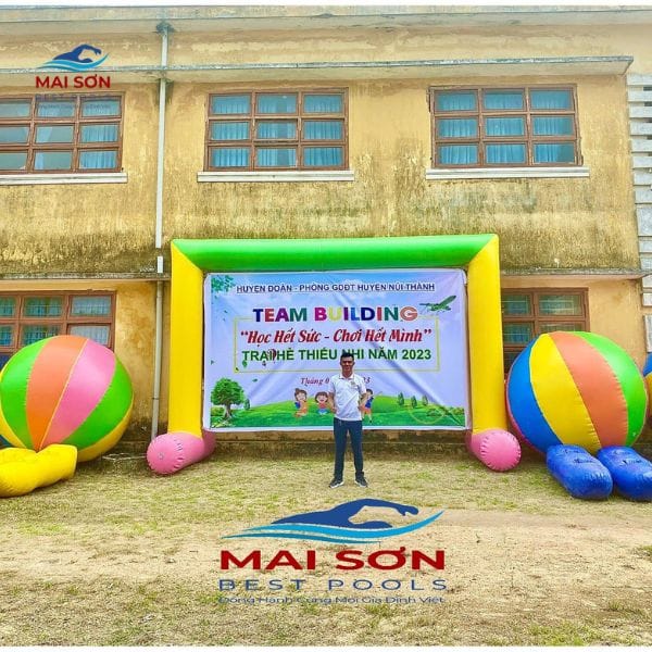 Cổng hơi và bóng hơi khổng lồ Mai Sơn tại chương trình team building trại hè thiếu nhi huyện Núi Thành 2023