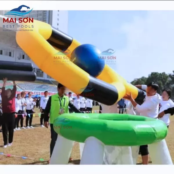 An toàn đồ chơi bơm hơi: người chơi dùng ống hơi đưa bóng vào vòng phao trong chương trình team building tại sân vận động