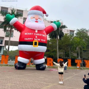 Mascot ông già Noel bơm hơi khổng lồ cao 10m tại trường Đại học FPT Hà Nội