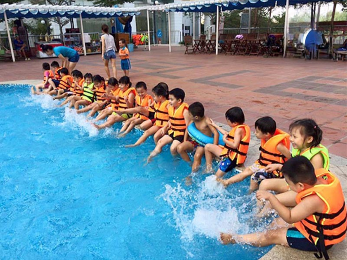 trang bị áo phao đảm bảo an toàn khi sử dụng bể bơi trong trường học