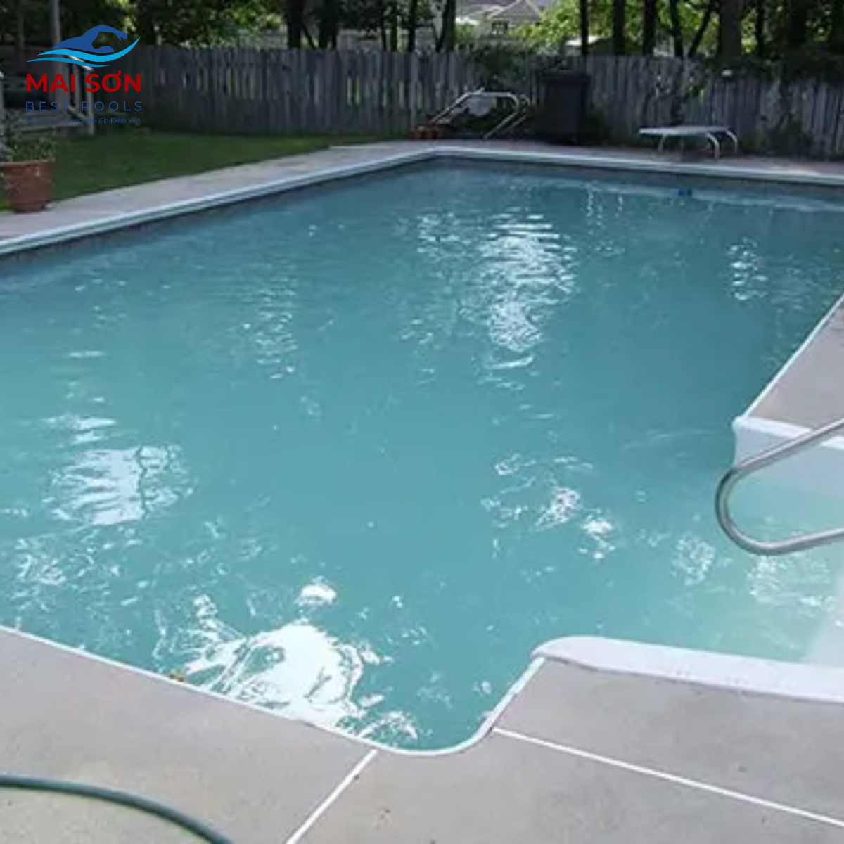 Nước bể bơi bị đổi màu thành màu trắng đục