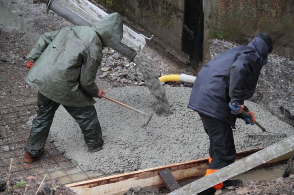 đổ bê tông mặt bằng lắp đặt bể bơi lắp ghép khung kim loại