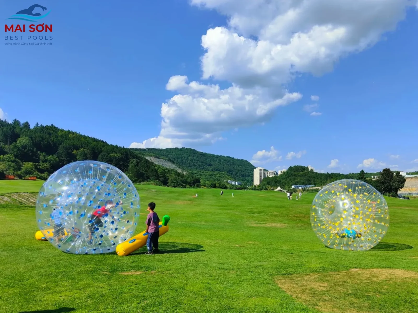 Đồ Chơi Bơm Hơi Team Building: Chọn Trò Chơi & Bố Trí Mặt Bằng 3 Đồ chơi bơm hơi team building trên sân cỏ