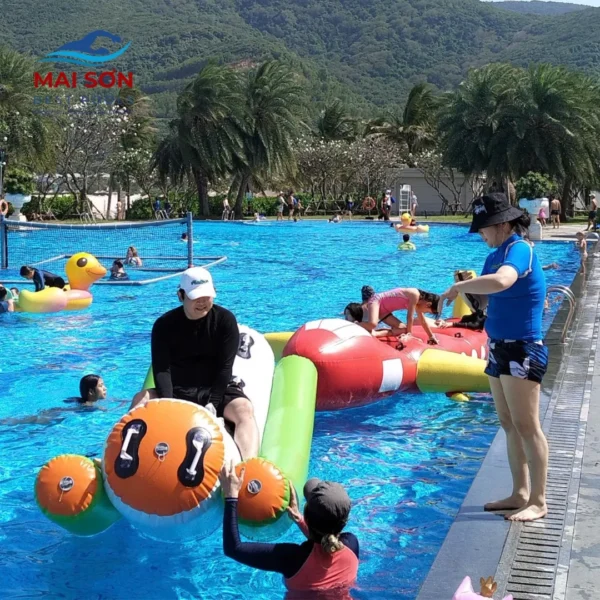 đồ chơi bơm hơi team building cho bể bơi