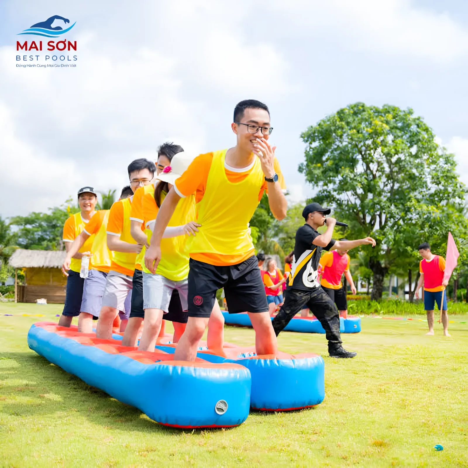 Giày xỏ hơi 4 lỗ - Đồ chơi bơm hơi team building 2 Đồ chơi bơm hơi team building - Giày xỏ hơi 4 lỗ