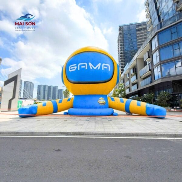 Linh vật bơm hơi GAMA khổng lồ lắp đặt trên quảng trường trước toà nhà cao tầng