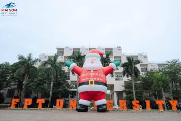 Mascot ông già Noel bơm hơi khổng lồ cao 10m trước chữ FPT University