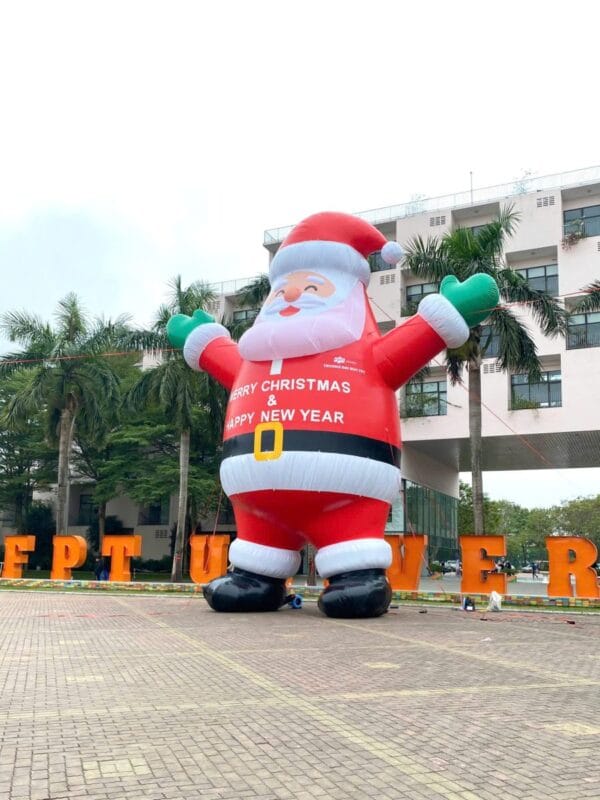 Mascot ông già Noel bơm hơi cao 10m in dòng chữ Merry Christmas tại khuôn viên Đại học FPT
