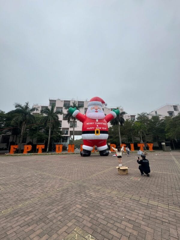 Sinh viên chụp ảnh check-in cùng mascot ông già Noel bơm hơi cao 10m tại Đại học FPT