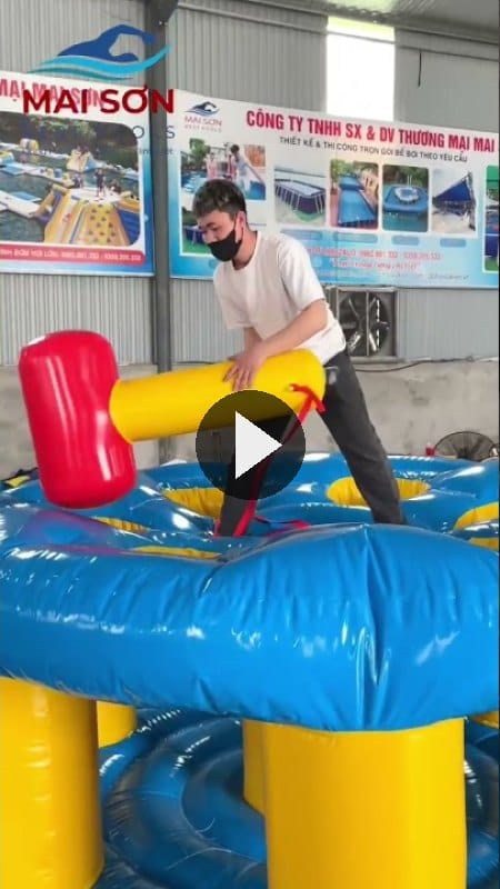 Trò chơi đập chuột bơm hơi cho team building đang được dựng thử tại xưởng Mai Sơn