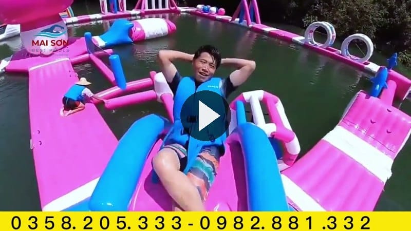 Người chơi mặc áo phao trải nghiệm combo đồ chơi bơm hơi liên hoàn trên mặt nước