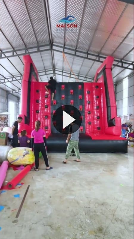 Tường leo bơm hơi khổng lồ cho trò chơi team building đối kháng dựng trong nhà xưởng Mai Sơn