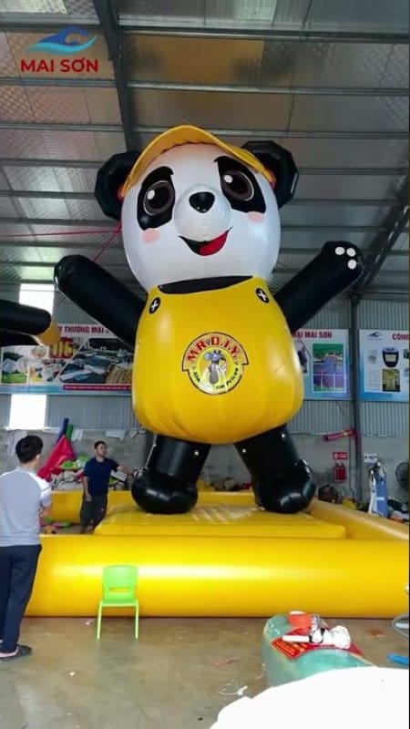 Ảnh video linh vật gấu trúc bơm hơi khổng lồ MR.D.I.Y dựng tại xưởng Mai Sơn