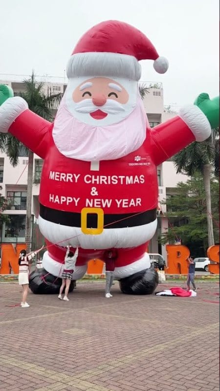 Ảnh video lắp đặt mascot ông già Noel bơm hơi cao 10m tại Đại học FPT Hà Nội